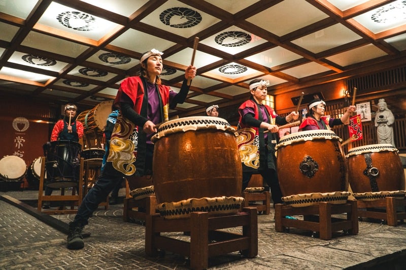 Taiko drum performers