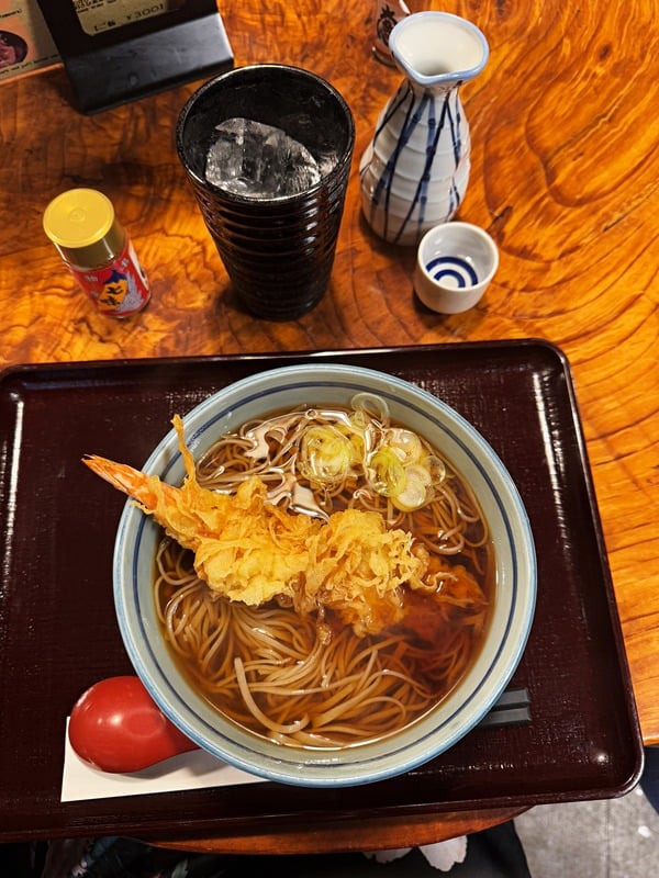 Tempura soba with sake